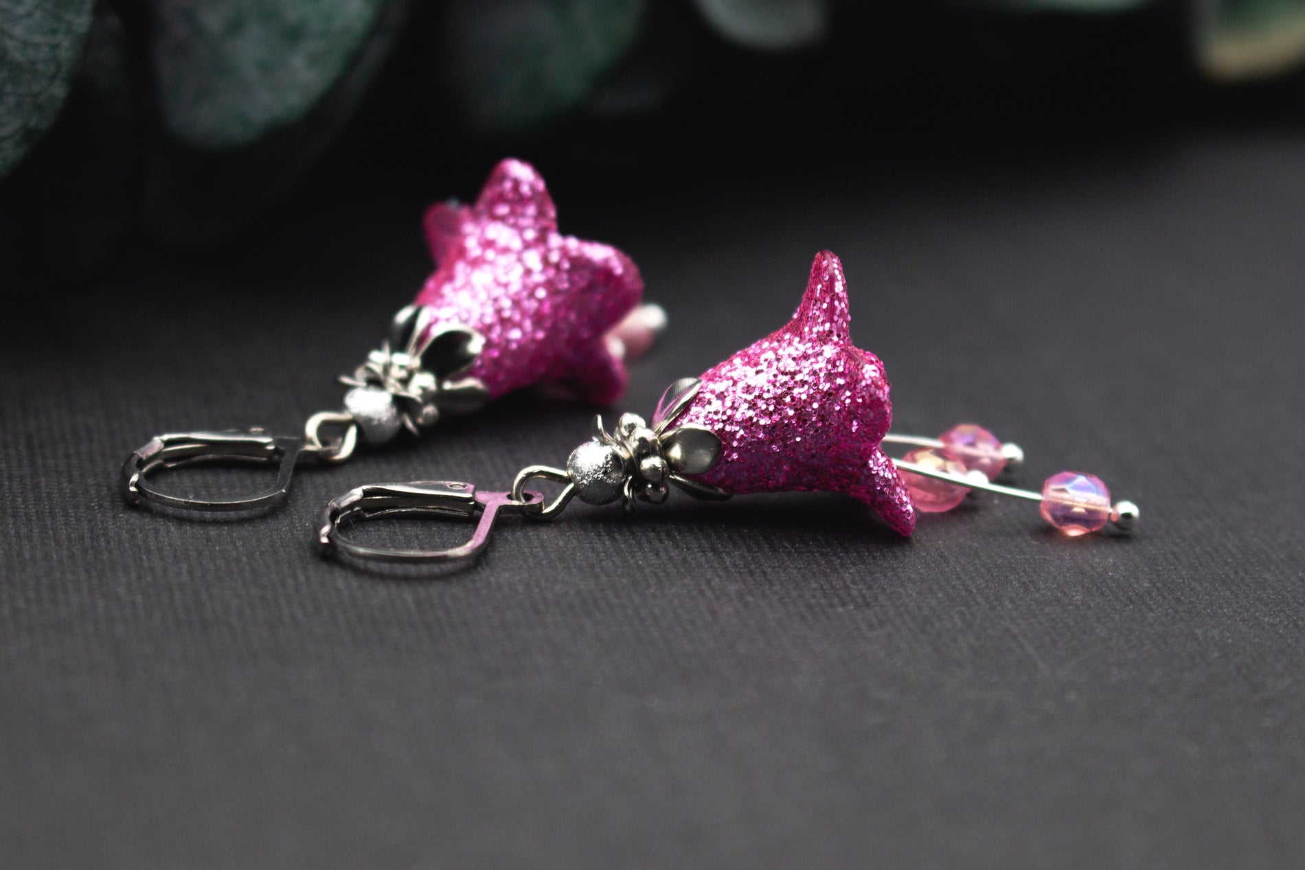 Kurze Glitzer Ohrringe in Pink mit Blütenform, leichter Schmuck für Alltag und besondere Momente