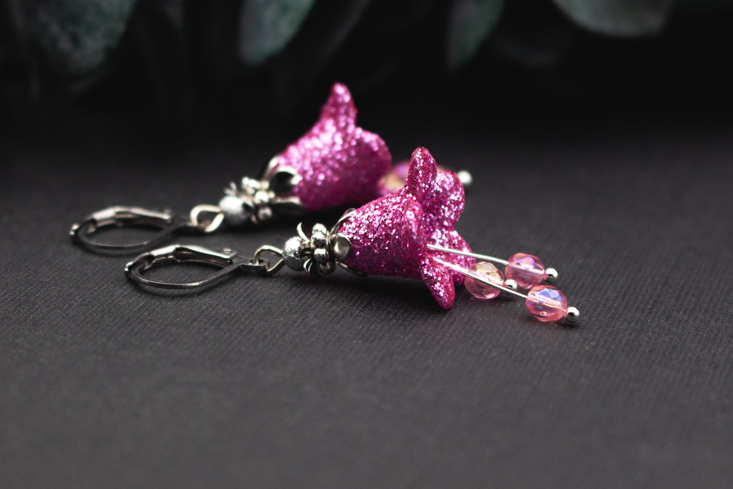 Ohrhänger in Pink und Silber mit glitzernder Blüte und Glasperlen, handgefertigter Schmuck mit sanftem Glanz