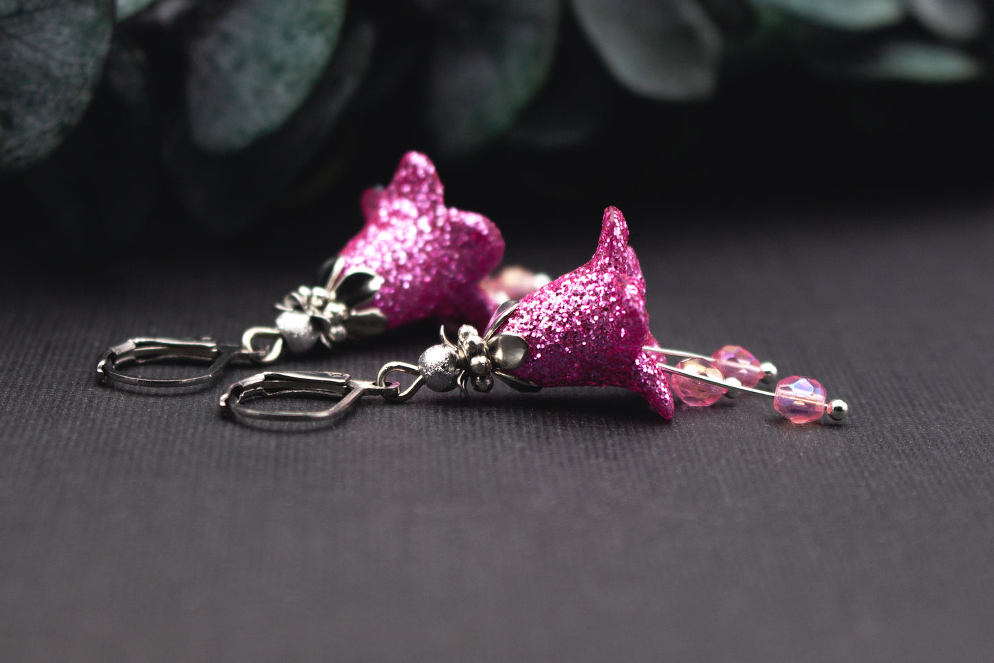 Pinke Glitzer Ohrringe mit Kelchblüte und rosafarbenen Glasperlen, feminine Ohrhänger in Silberoptik