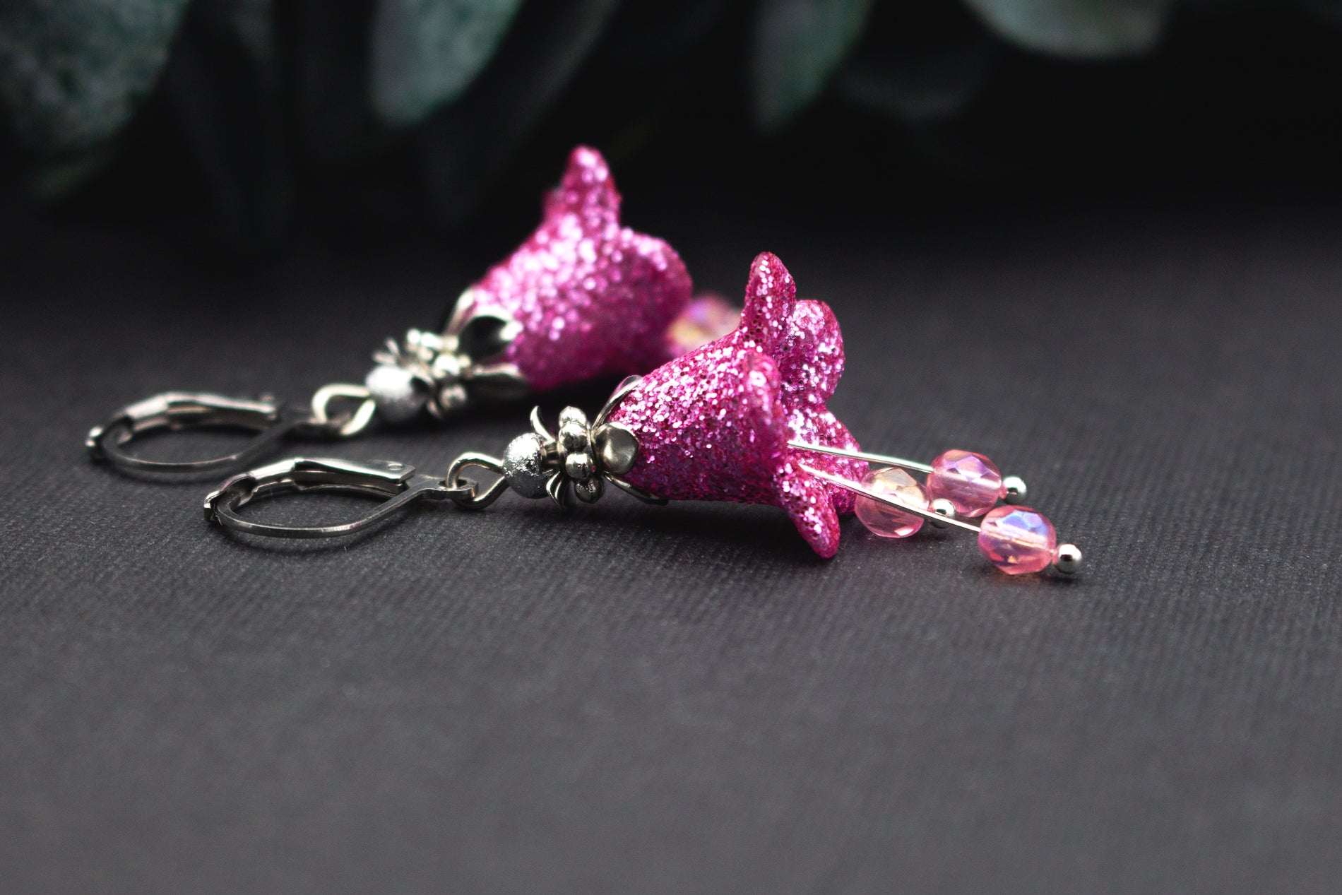 Glitzer Ohrringe in Pink mit blütenförmigem Anhänger, Glasperlen und silberfarbener Klappbrisur, liebevoll gearbeitet