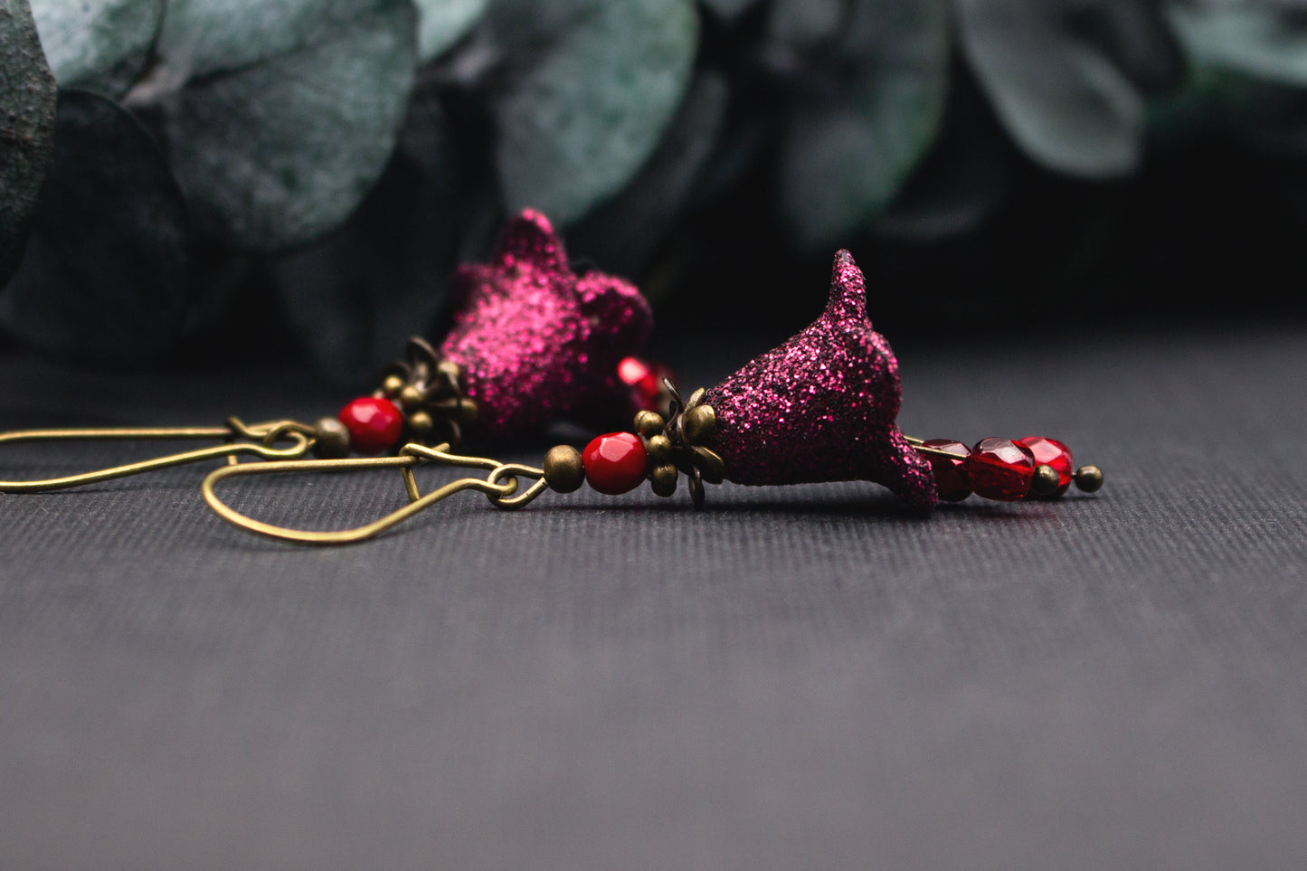 Lange Glitzerohrringe in Fuchsia und Rot mit Blütenform und Glasperlen