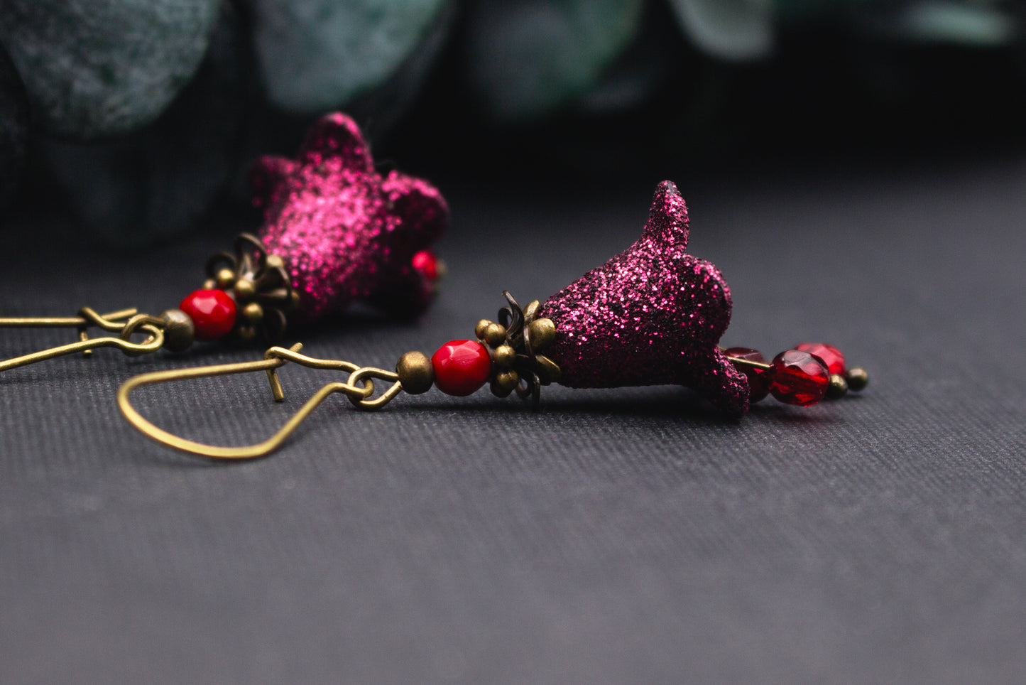 Glitzer Ohrringe mit Blüten in Fuchsia, roten Glasperlen und Metallelementen in Antik-Bronze, handgefertigter Ohrschmuck