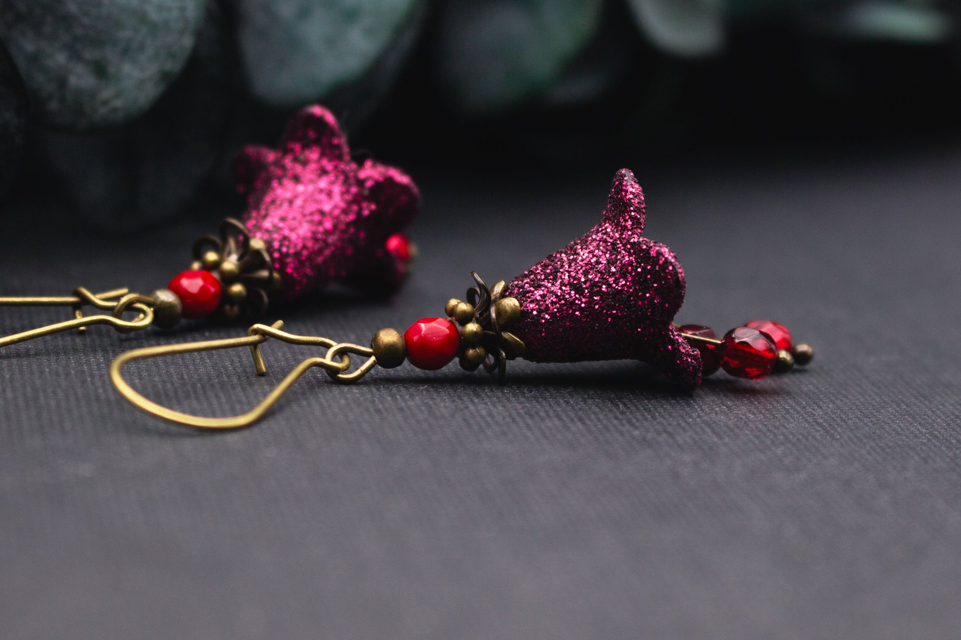 Glitzer Ohrringe mit Blüten in Fuchsia, roten Glasperlen und Metallelementen in Antik-Bronze, handgefertigter Ohrschmuck