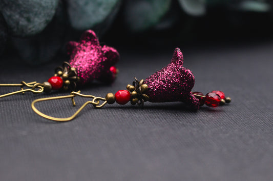 Glitzer Ohrringe mit Blüten in Fuchsia, roten Glasperlen und Metallelementen in Antik-Bronze, handgefertigter Ohrschmuck