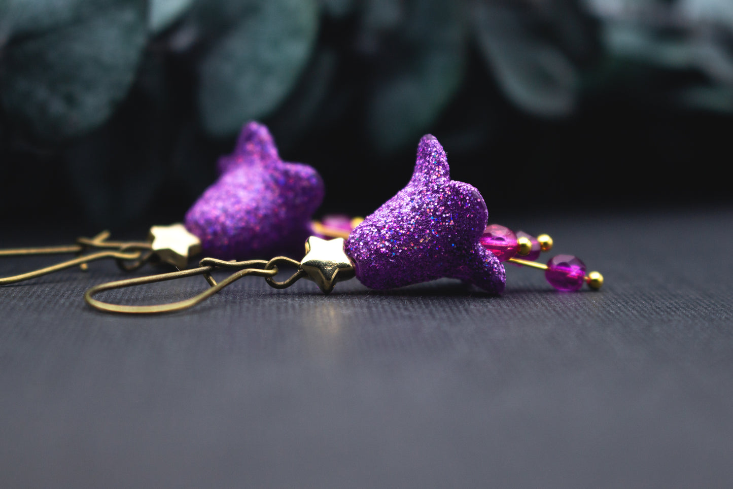 Glitzer Ohrringe in Lila mit Blüten, goldfarbenem Stern und Glasperlen, handgefertigter Ohrschmuck