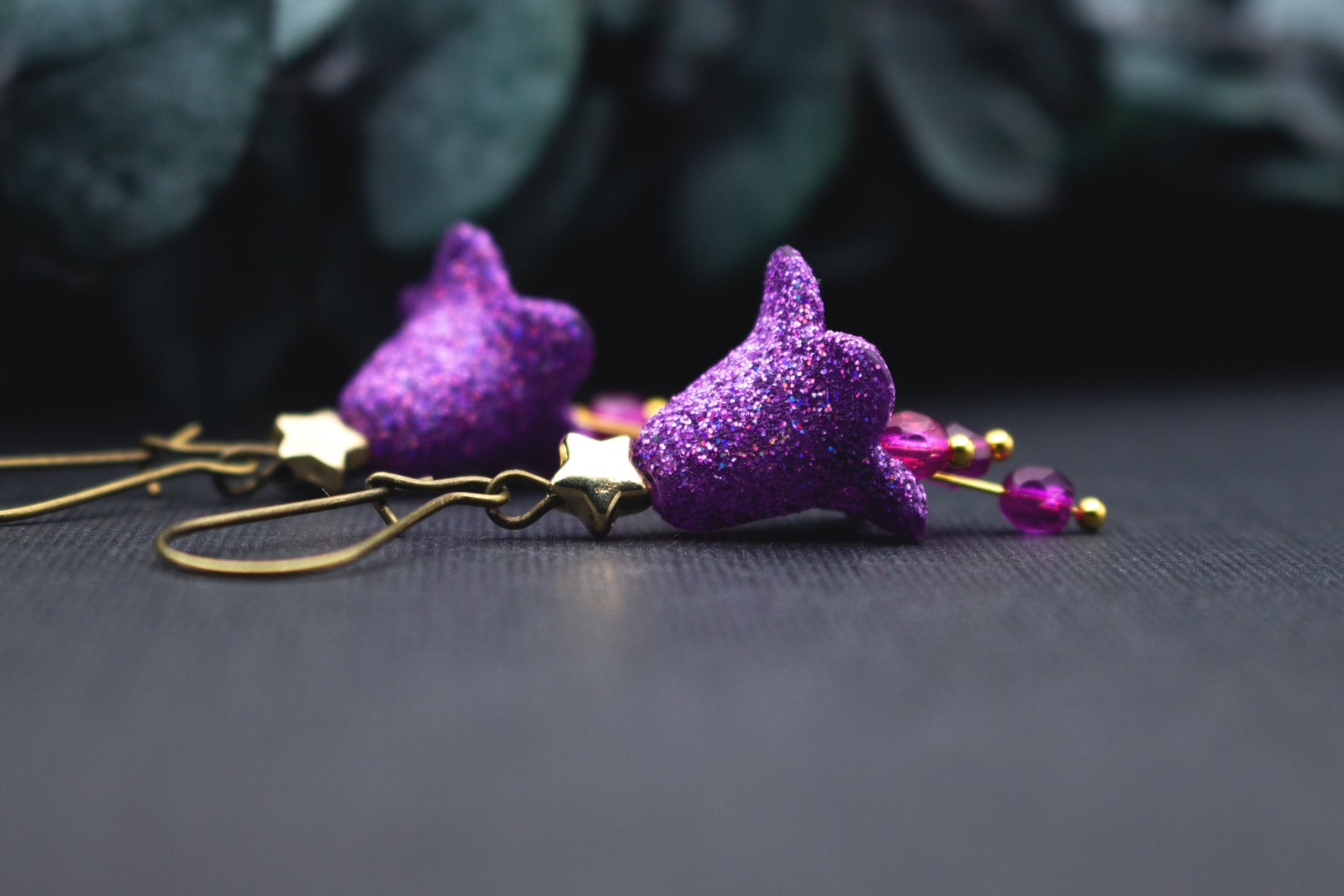 Glitzer Ohrringe in Lila mit Blüten, goldfarbenem Stern und Glasperlen, handgefertigter Ohrschmuck