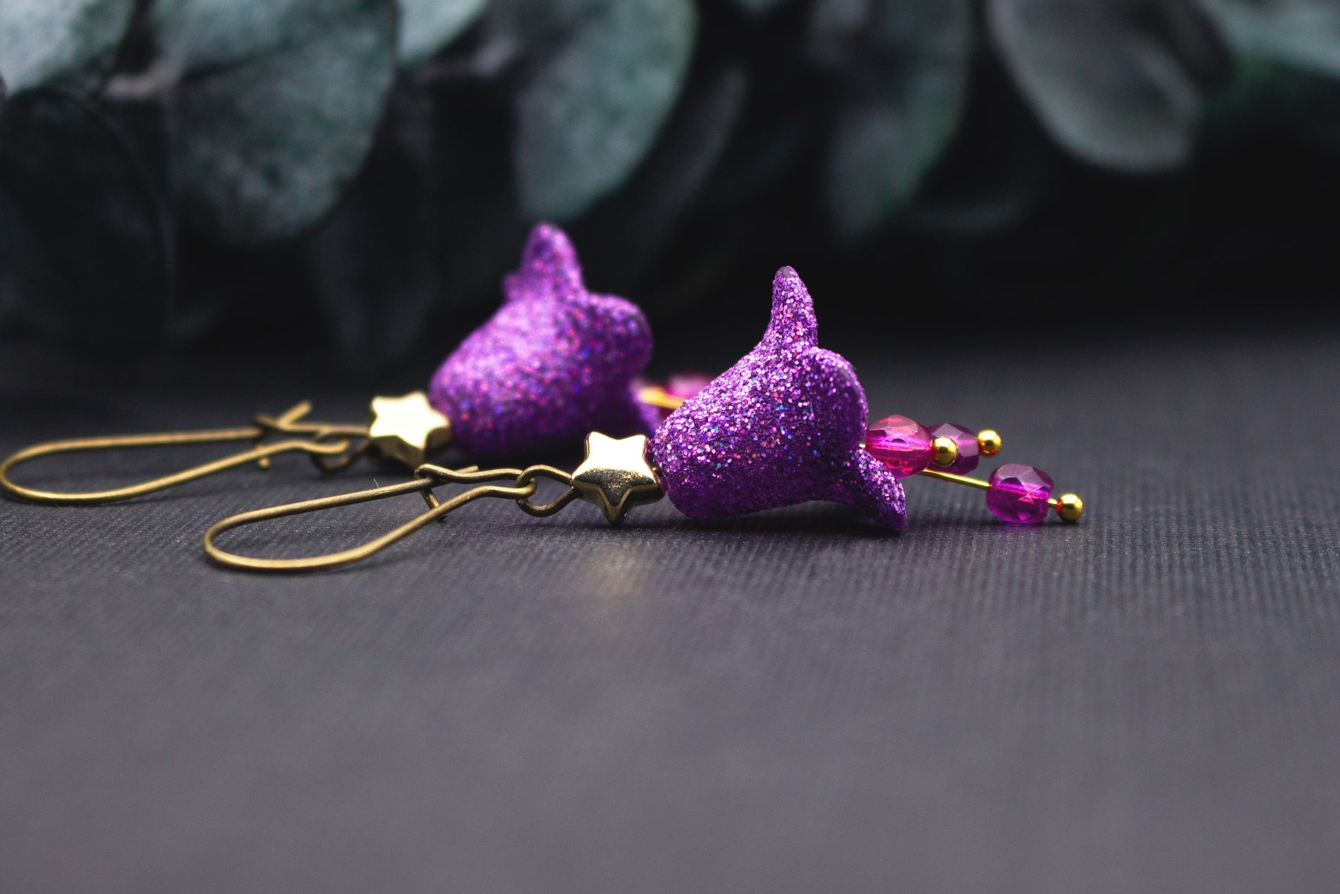 Lila Glitzerblüten Ohrringe mit goldfarbenem Stern und violetten Glasperlen in Goldoptik