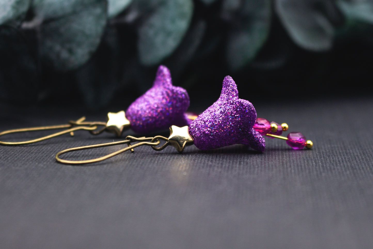 Lange Glitzer Ohrringe in Lila mit schimmernden Glasperlen und antik goldfarbenem Metall