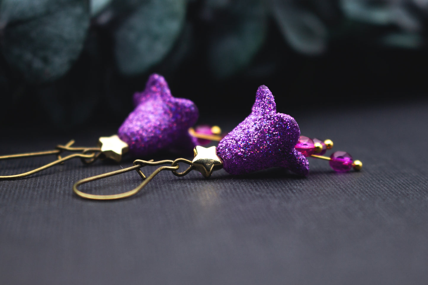 Auffällige lila Glitzerohrringe mit Sternmotiv und Glasperlen als Statement-Schmuck