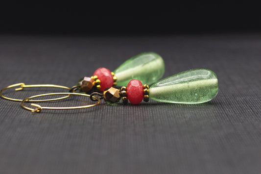 Goldene Creolen mit lindgrünen Tropfenglasperlen und fuchsiafarbenen Glasperlen