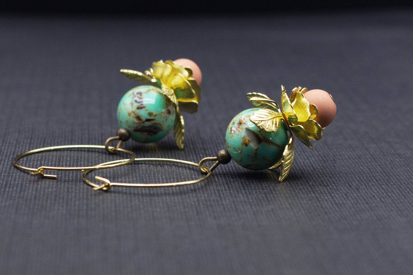 Goldene Creolen mit Metallblüten, mintfarbenen Glasperlen und altrosa Akzenten