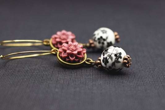 Goldfarbene Creolen mit beerenfarbener Acrylblüte und Keramikperle im Kirschblütenmotiv