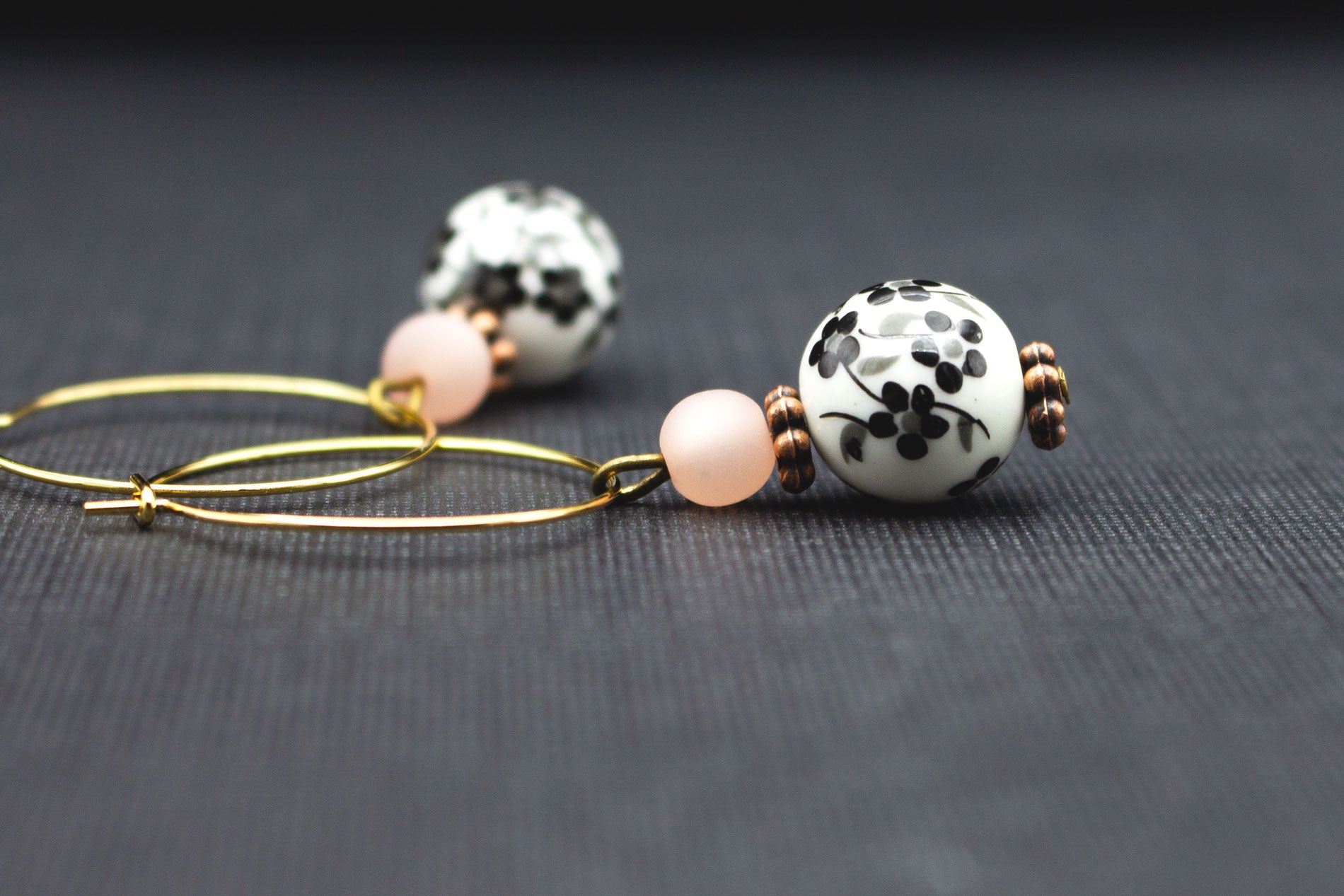 Goldfarbene Creolen mit Kirschblüten-Keramikperle und rosa Polarisperle