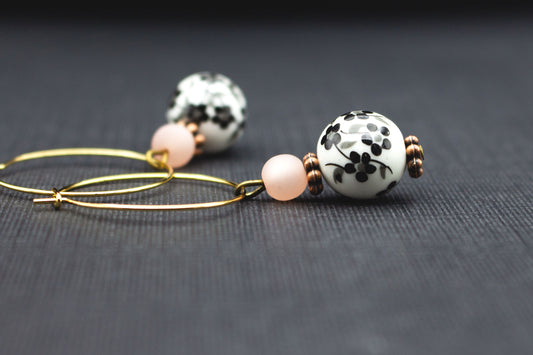 Goldfarbene Creolen mit Kirschblüten-Keramikperle und rosa Polarisperle