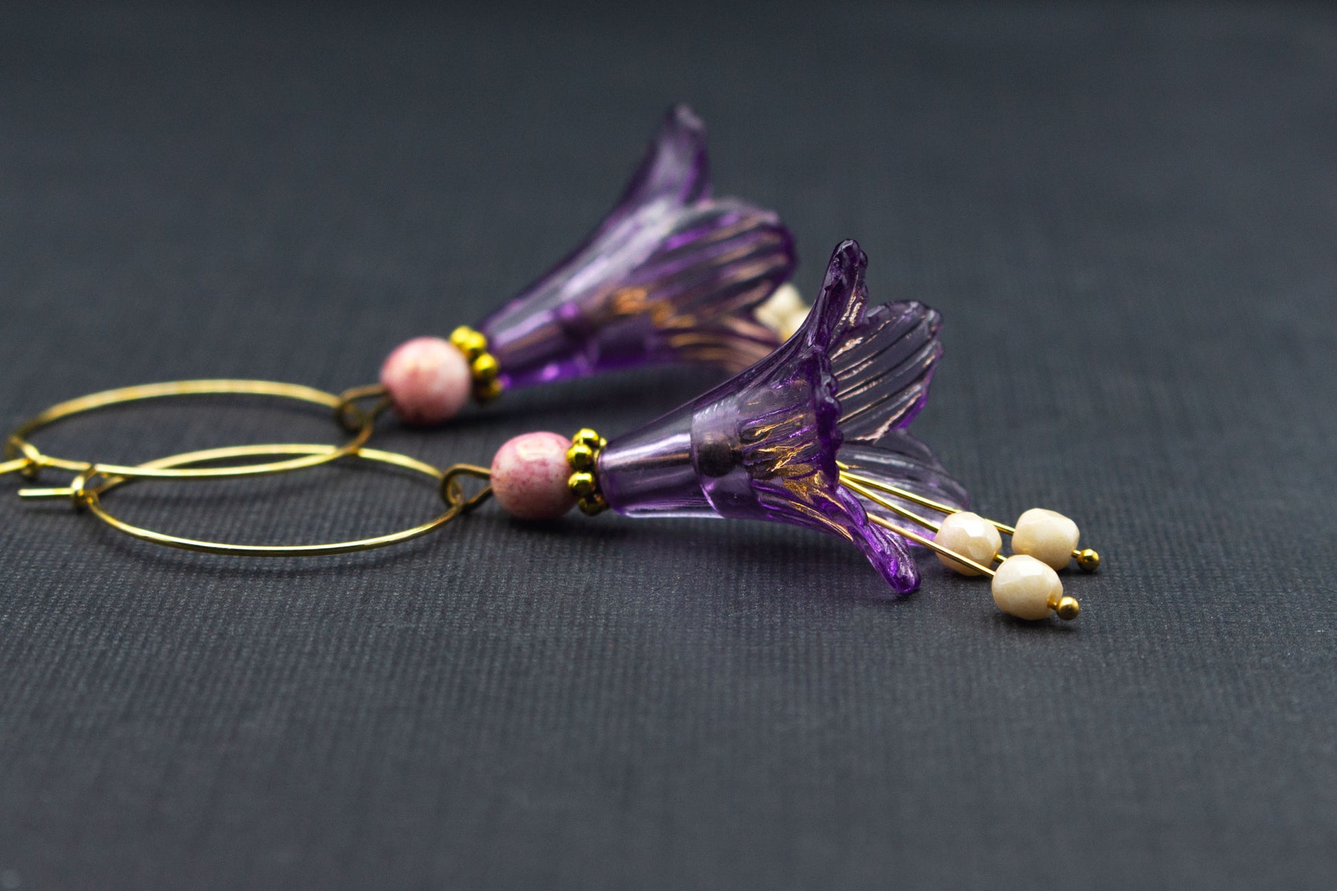 creolen aufbewahren Goldfarbene Creolen mit lila Glockenblumen & Glasperlen – Boho Ohrringe – Noah Meets Scottie