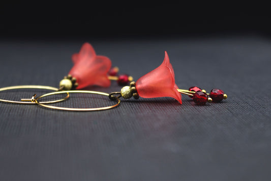Goldfarbene Creolen mit roten Acrylblüten und tiefroten Glasperlen