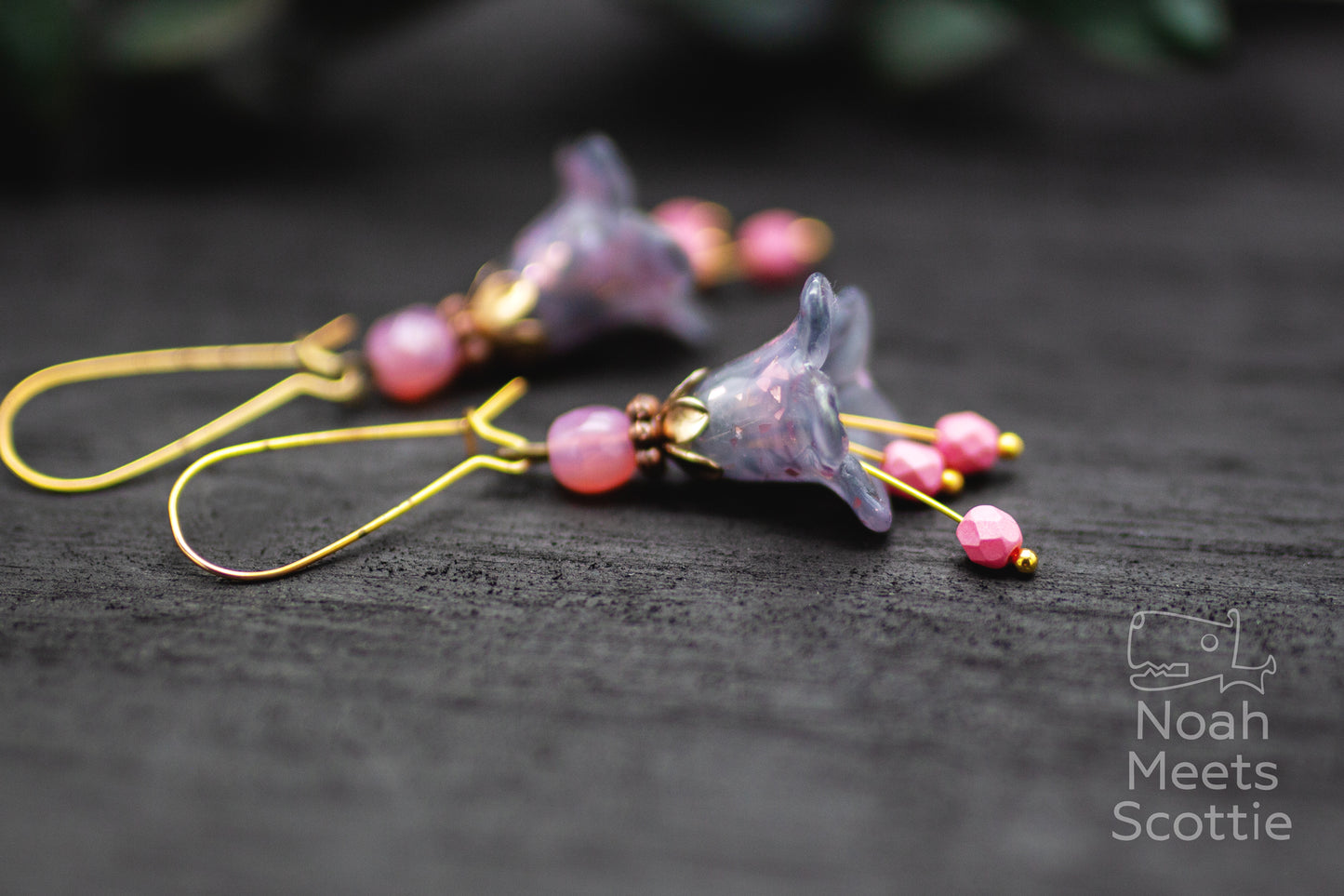 handbemalte Blütenohrringe grau rosa mit Glasperlen im Boho Stil, femininer Schmuck für Alltag und besondere Anlässe