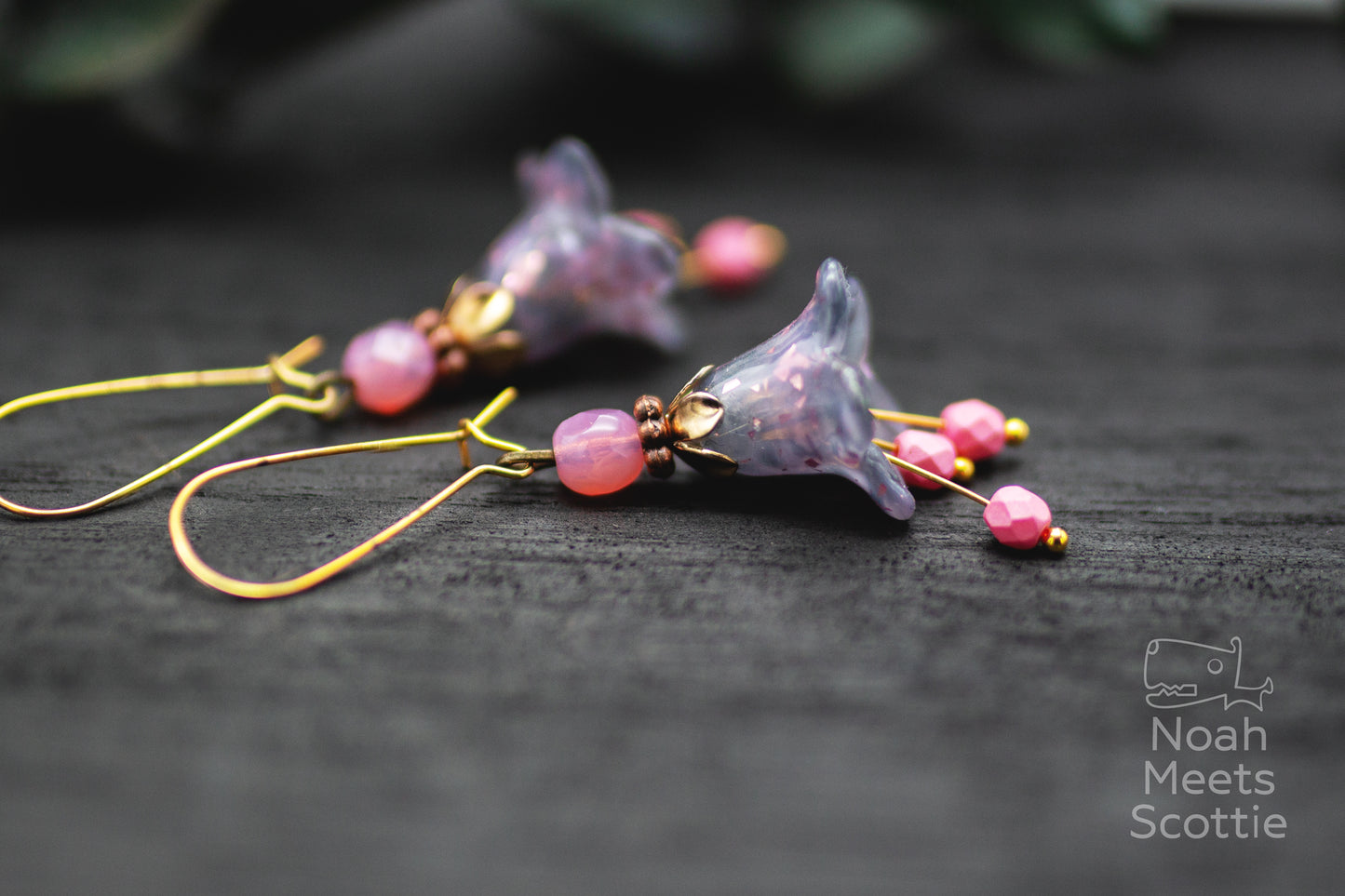 romantische Blumen Ohrringe grau rosa mit beweglichen Perlen und antik bronze Ohrhaken, handbemalter Schmuck