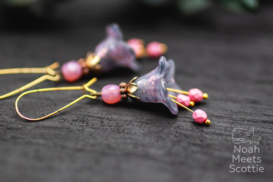 Blütenohrringe grau rosa mit handbemalten Blüten und rosa Konfetti Details, Boho Ohrringe mit Glasperlen und antik bronzenen Ohrhaken