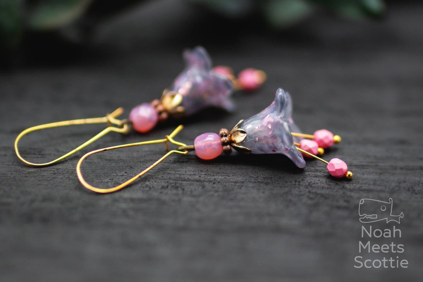 Detailaufnahme Blütenohrringe grau rosa mit Konfetti Struktur und rosa Glasperlen, eleganter Boho Schmuck für Frauen