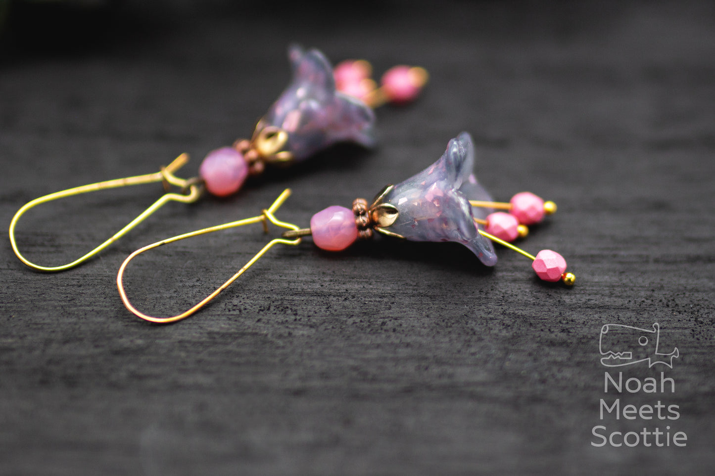 Boho Ohrringe grau rosa mit Blütenform und Glasperlen, romantischer Schmuck mit handbemalten Details und weichen Farben