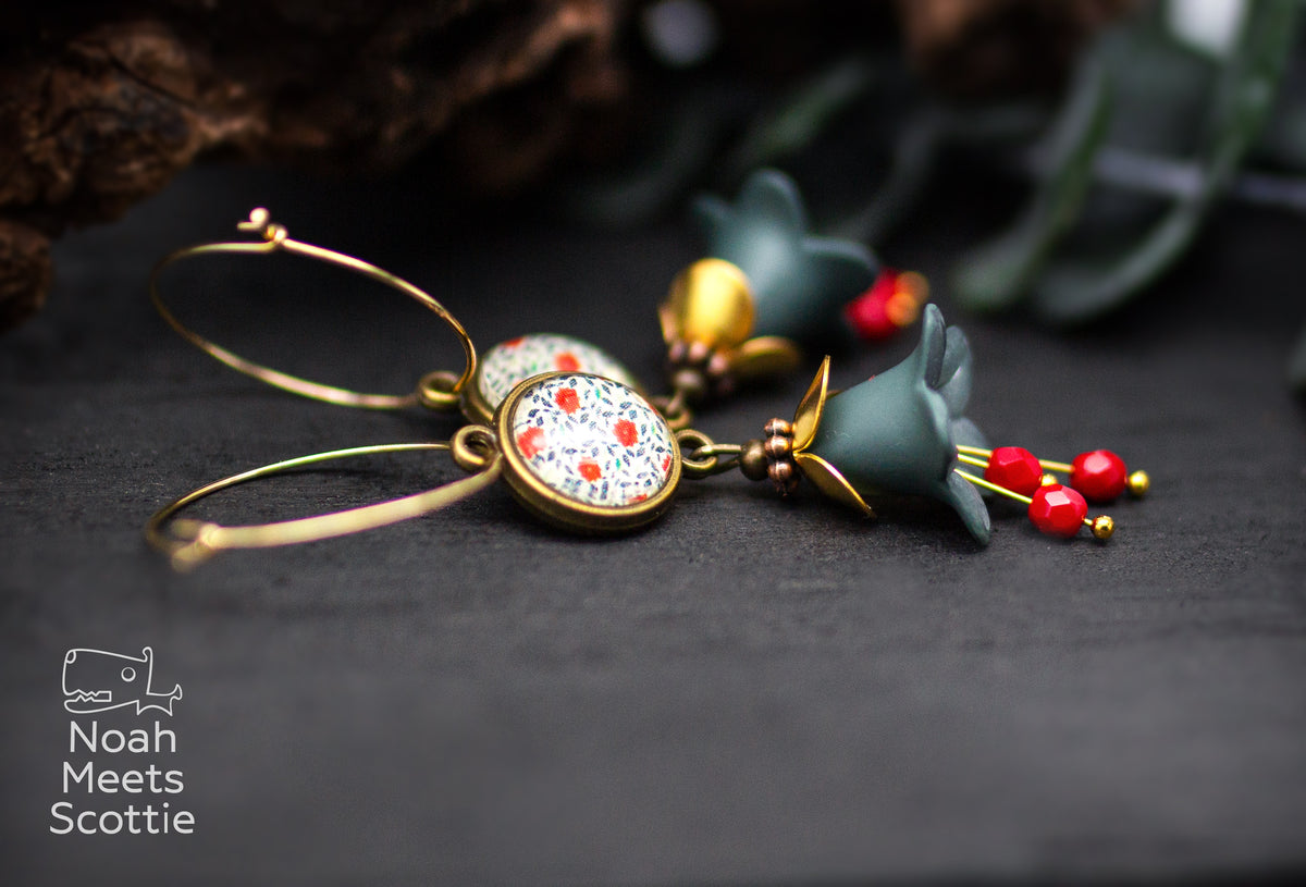 Große Blütenohrringe in Graugrün und Rot mit facettierten Glasperlen, floralem Cabochon und bronzefarbenen Creolen.