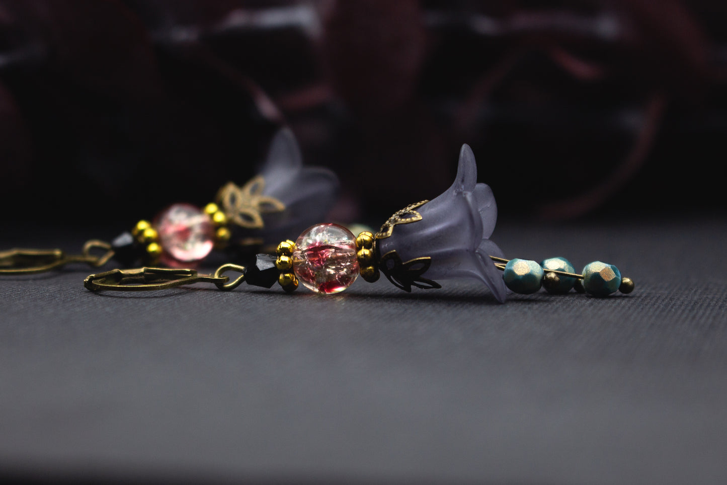 Florale Ohrringe grau gold – elegante Damenohrringe mit Glasblüten und roséfarbenem Glanz