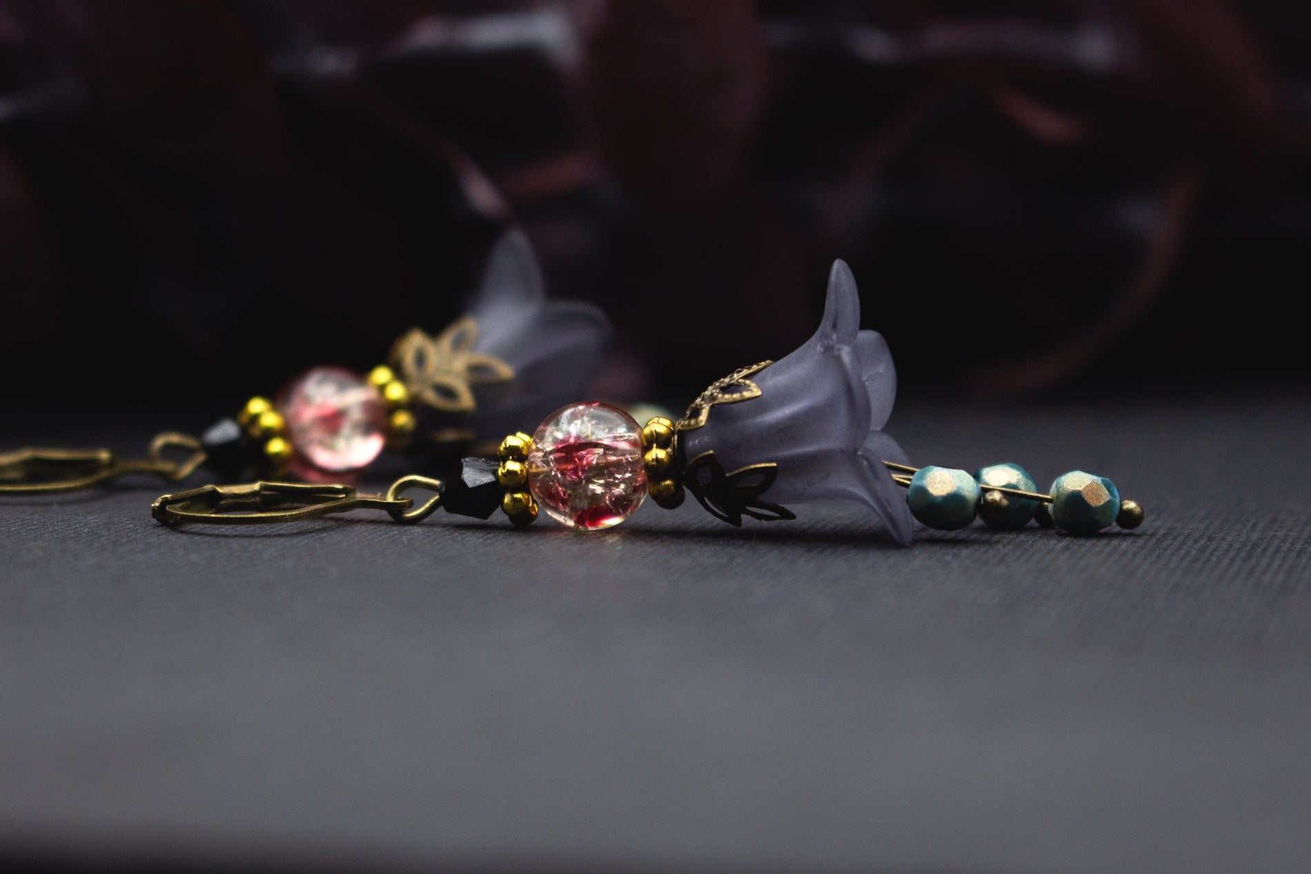 Florale Ohrringe grau gold – elegante Damenohrringe mit Glasblüten und roséfarbenem Glanz