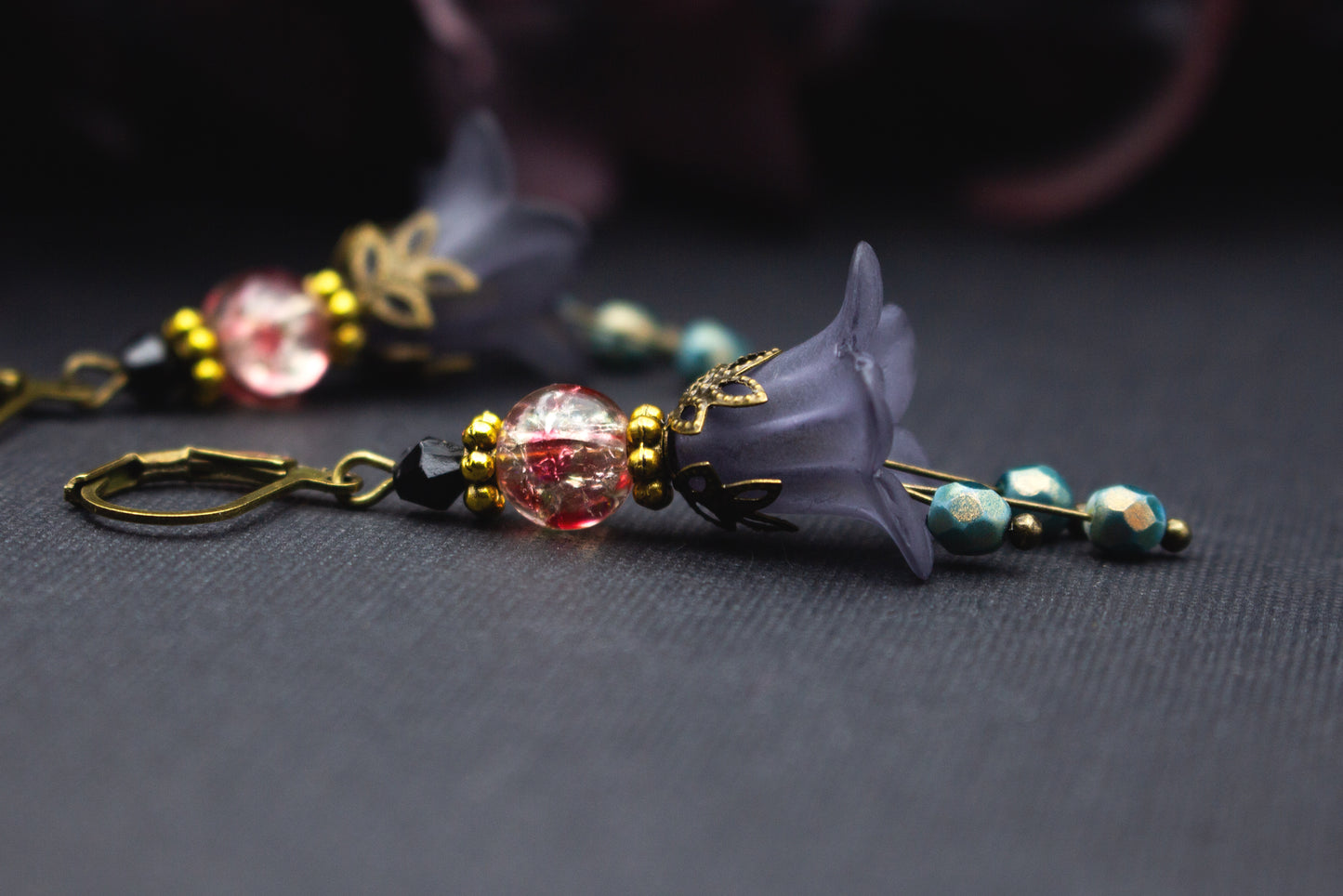 Elegante Ohrringe grau gold handgefertigt – floraler Ohrschmuck mit roséfarbenem Schimmer und türkisen Details