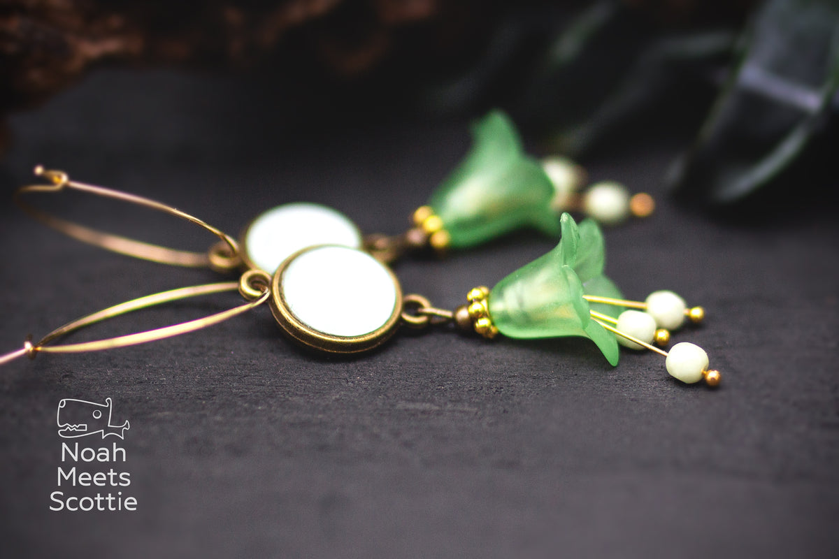 Mintgrüne Blütenohrringe mit Glascabochon und hellen Glasperlen, auffälliges florales Design mit ca. 7 cm Gesamtlänge.