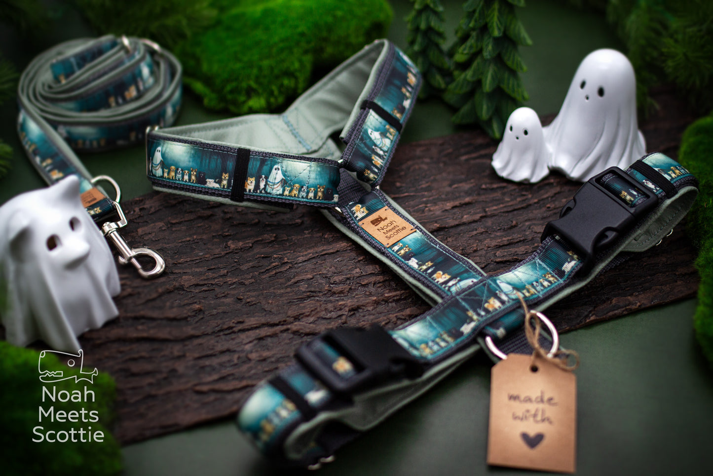 Hundegeschirr mit Geist und Hundetruppe im Halloween-Design mit anthrazitfarbenem Gurtband und hellem salbeigrünem Kunstleder.
