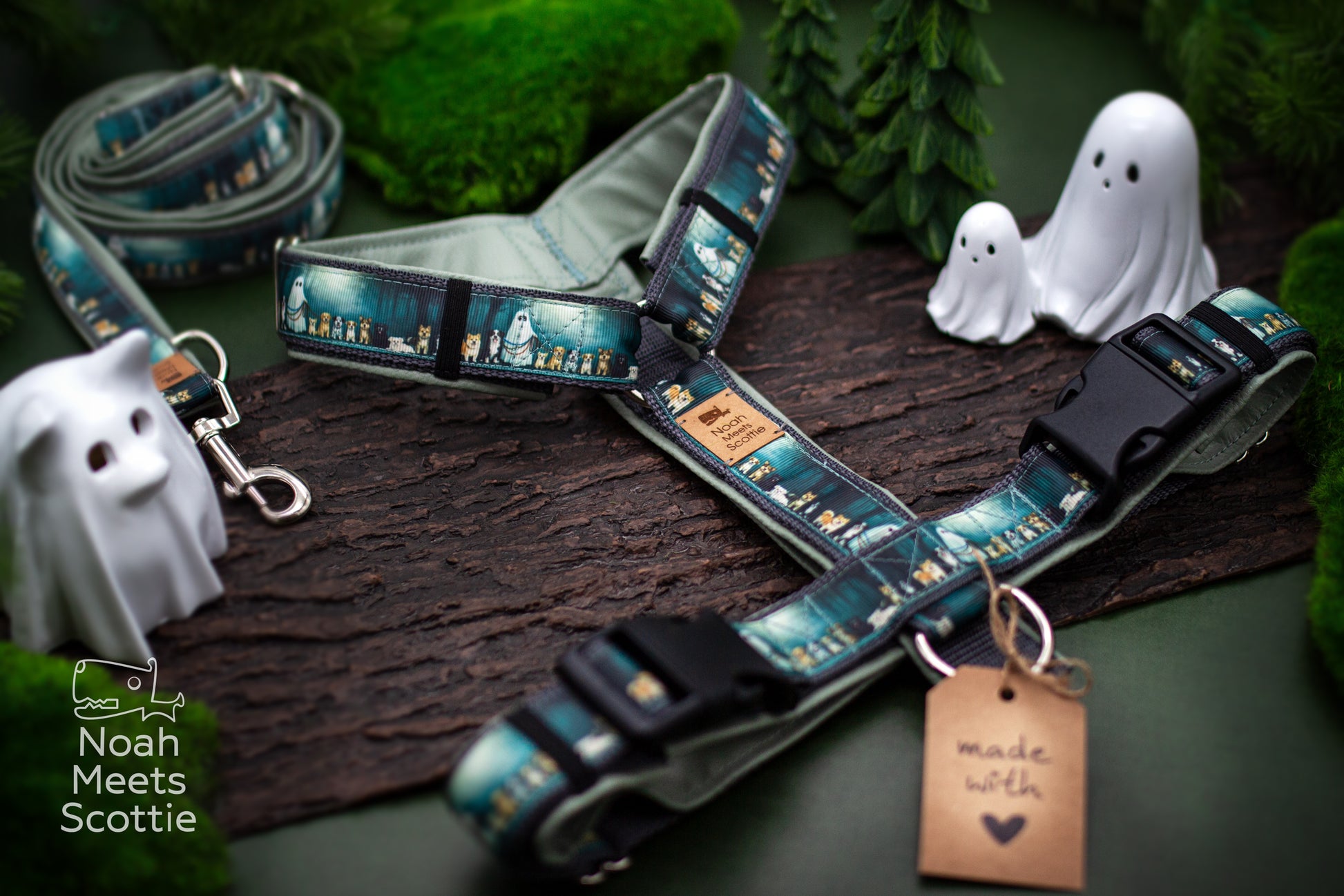 Hundegeschirr mit Geist und Hundetruppe im Halloween-Design mit anthrazitfarbenem Gurtband und hellem salbeigrünem Kunstleder.