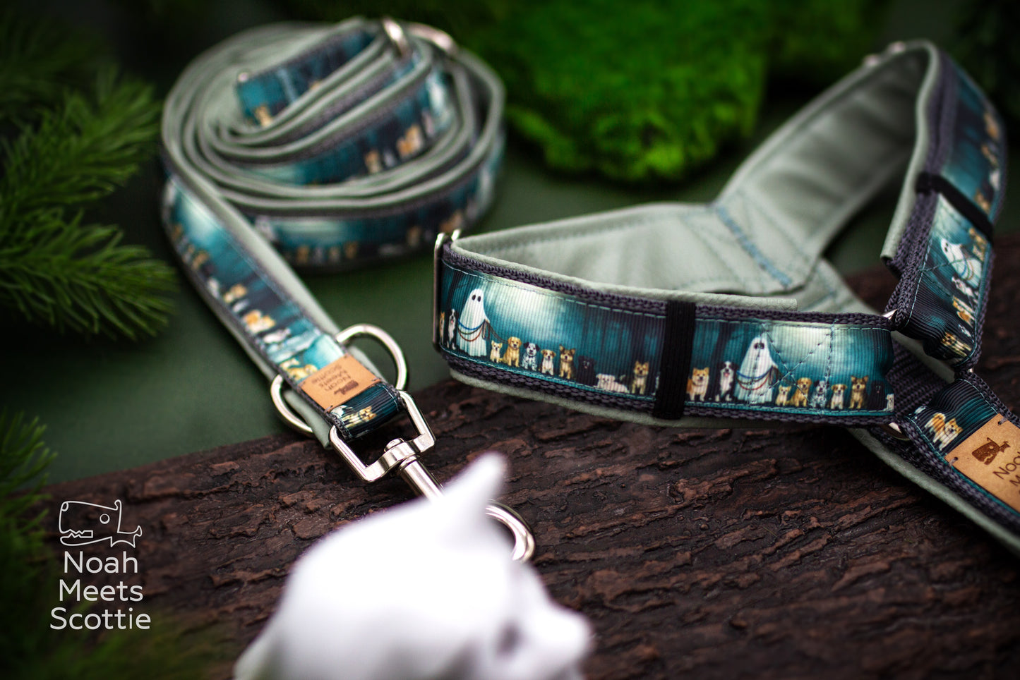 Hundegeschirr mit Geist und Hundetruppe im Halloween-Design mit anthrazitfarbenem Gurtband und hellem salbeigrünem Kunstleder.