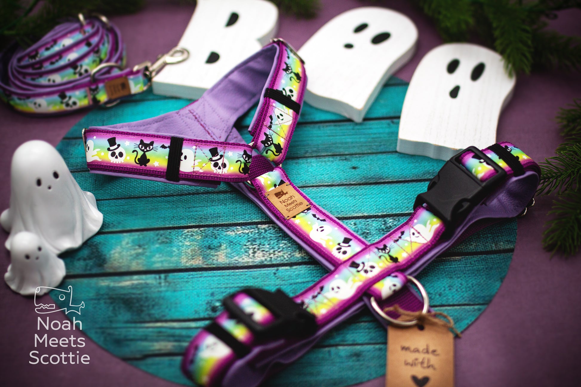 Buntes Halloween Hundegeschirr Glowbusters mit Geistermotiv und leichtem Glow-in-the-Dark-Effekt nach Sonnenlicht.