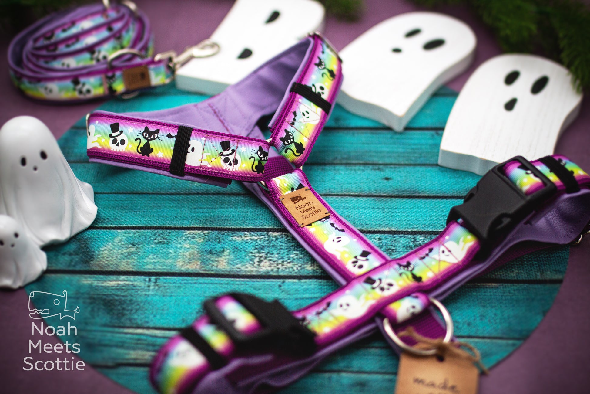 Detailansicht des Halloween Hundegeschirrs Glowbusters mit Geist, schwarzer Katze und Skelettkopf auf buntem Hintergrund.