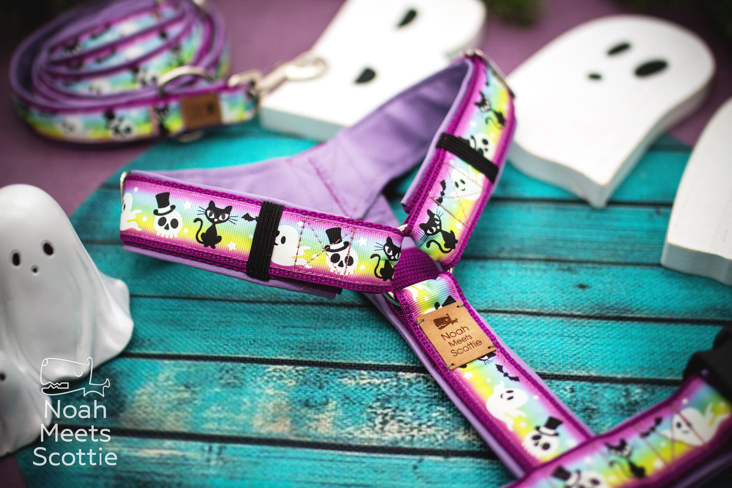 Hundegeschirr Glowbusters mit buntem Halloween-Motiv, pink-magentafarbenem Gurtband und fliederfarbener Kunstlederpolsterung.