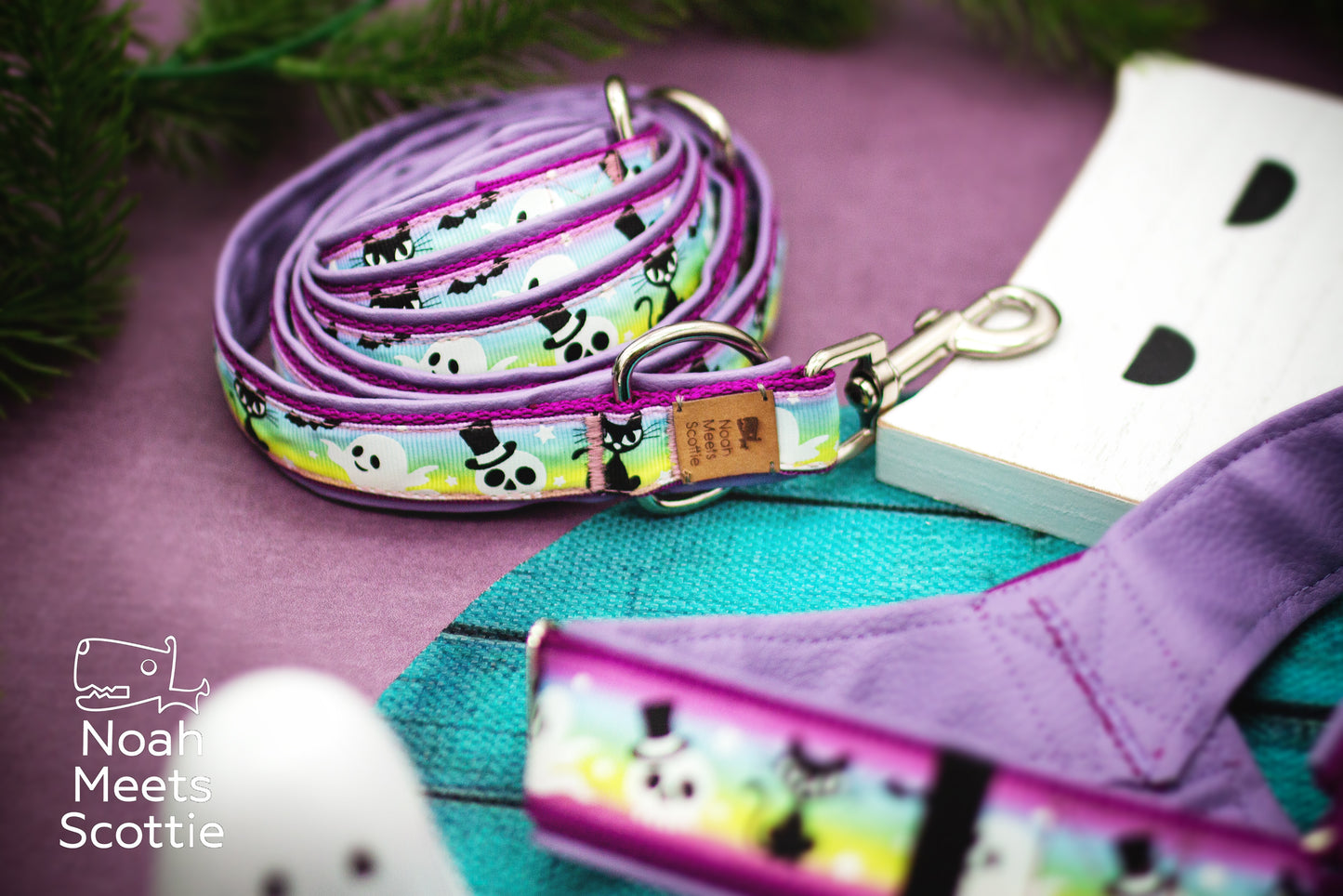 Hundegeschirr Glowbusters mit farbenfrohem Halloween-Muster und Polsterung aus fliederfarbenem Kunstleder.