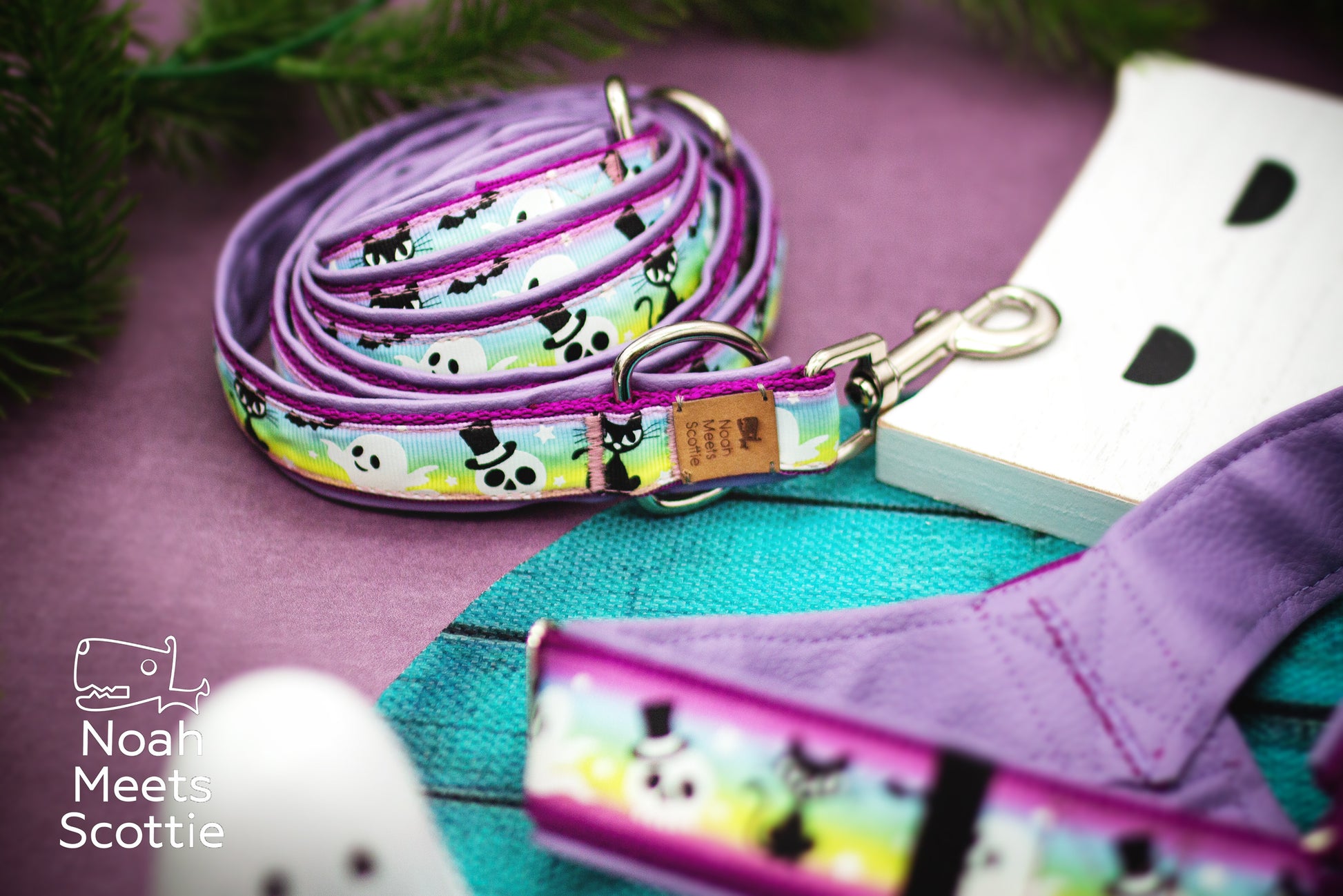 Hundegeschirr Glowbusters mit farbenfrohem Halloween-Muster und Polsterung aus fliederfarbenem Kunstleder.