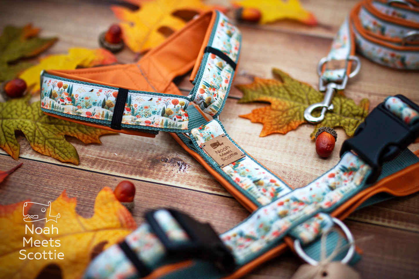 Meet Me in October Hundegeschirr mit kleinen Häusern zwischen herbstlich verfärbten Bäumen und buntem Laub.