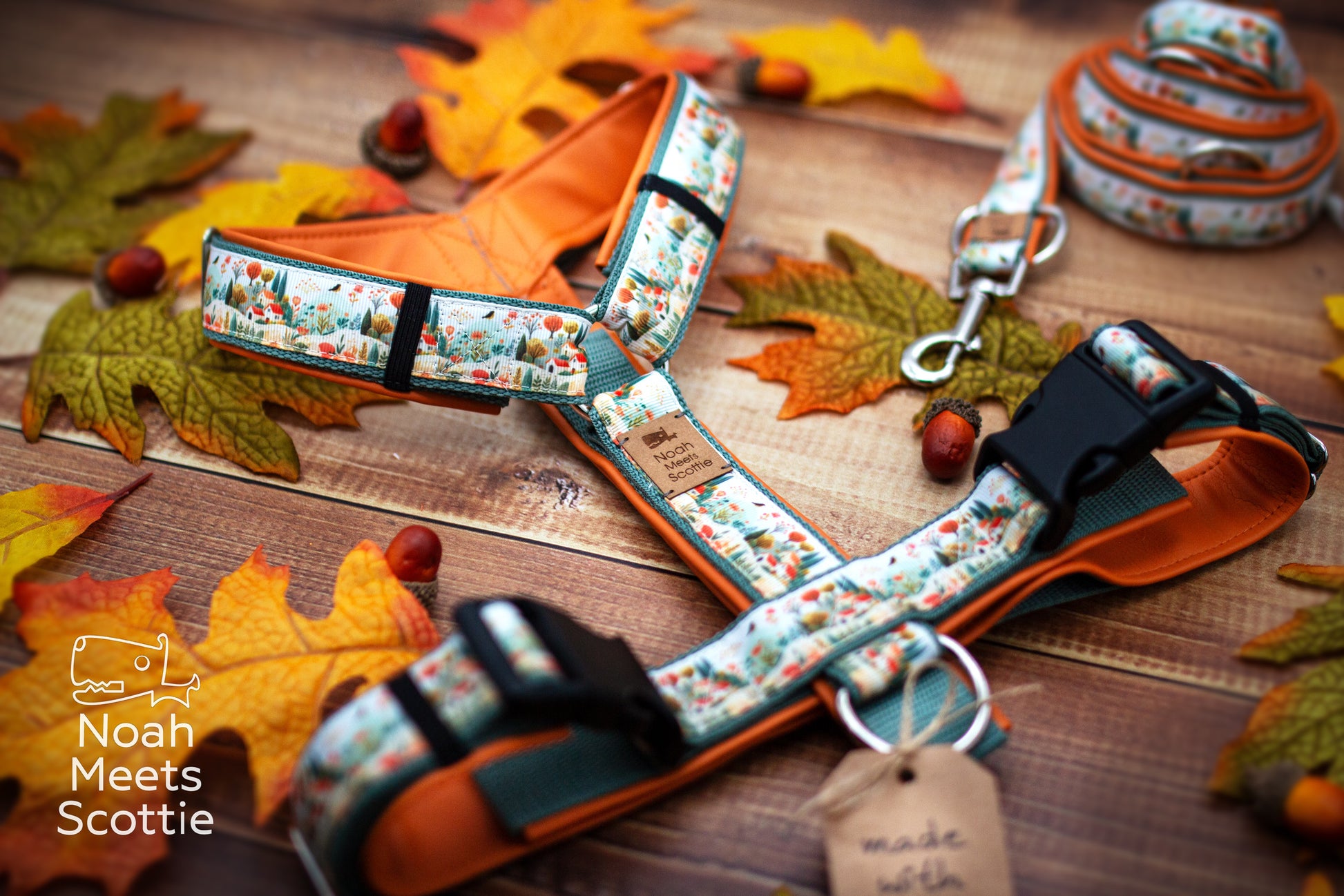 Herbst Hundegeschirr Meet Me in October mit Häusern, Bäumen und bunten Blättern in einer illustrierten Herbstlandschaft.