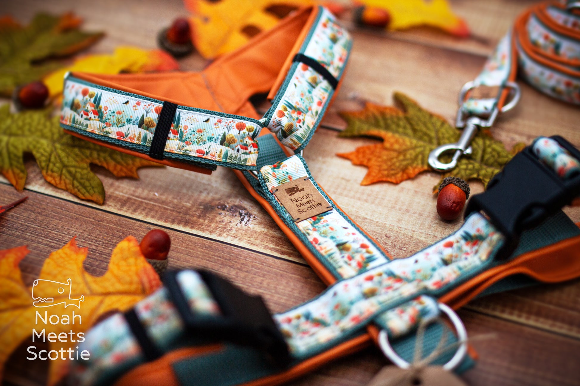 Hundegeschirr mit Blättern und Herbstlandschaft in warmen Orange-, Rost-, Gelb- und gedeckten Grüntönen.