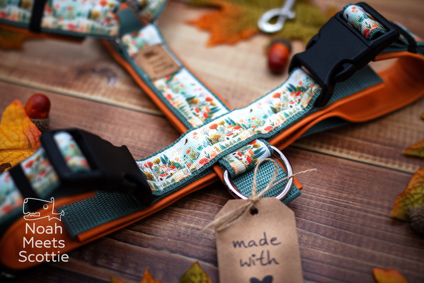 Herbstliches Hundegeschirr mit Naturmotiv, Häusern, Bäumen und dunkel salbeigrünem Gurtband.