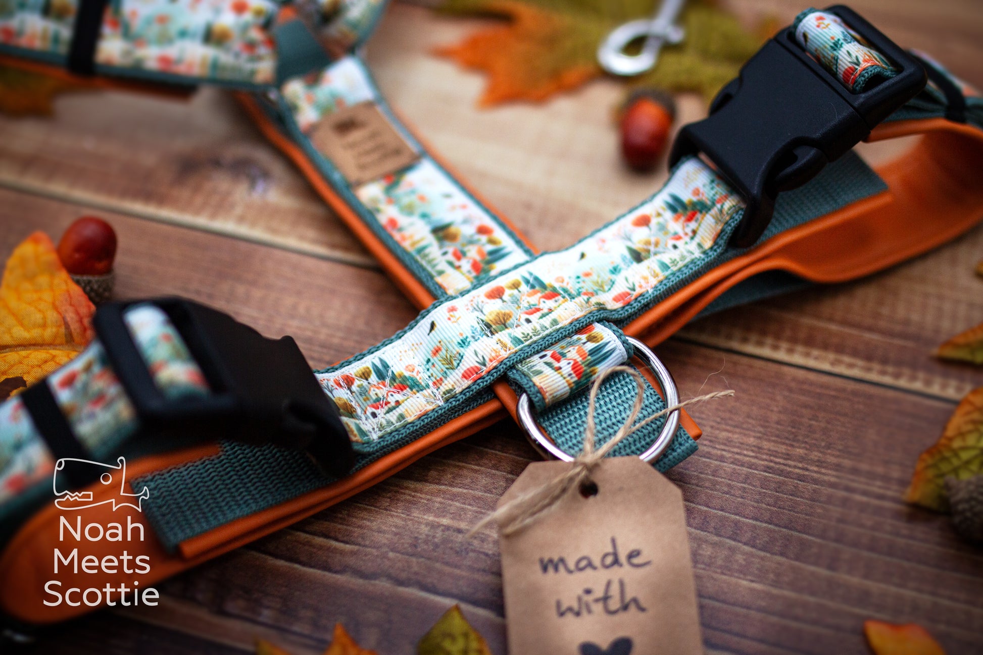 Herbstliches Hundegeschirr mit Naturmotiv, Häusern, Bäumen und dunkel salbeigrünem Gurtband.
