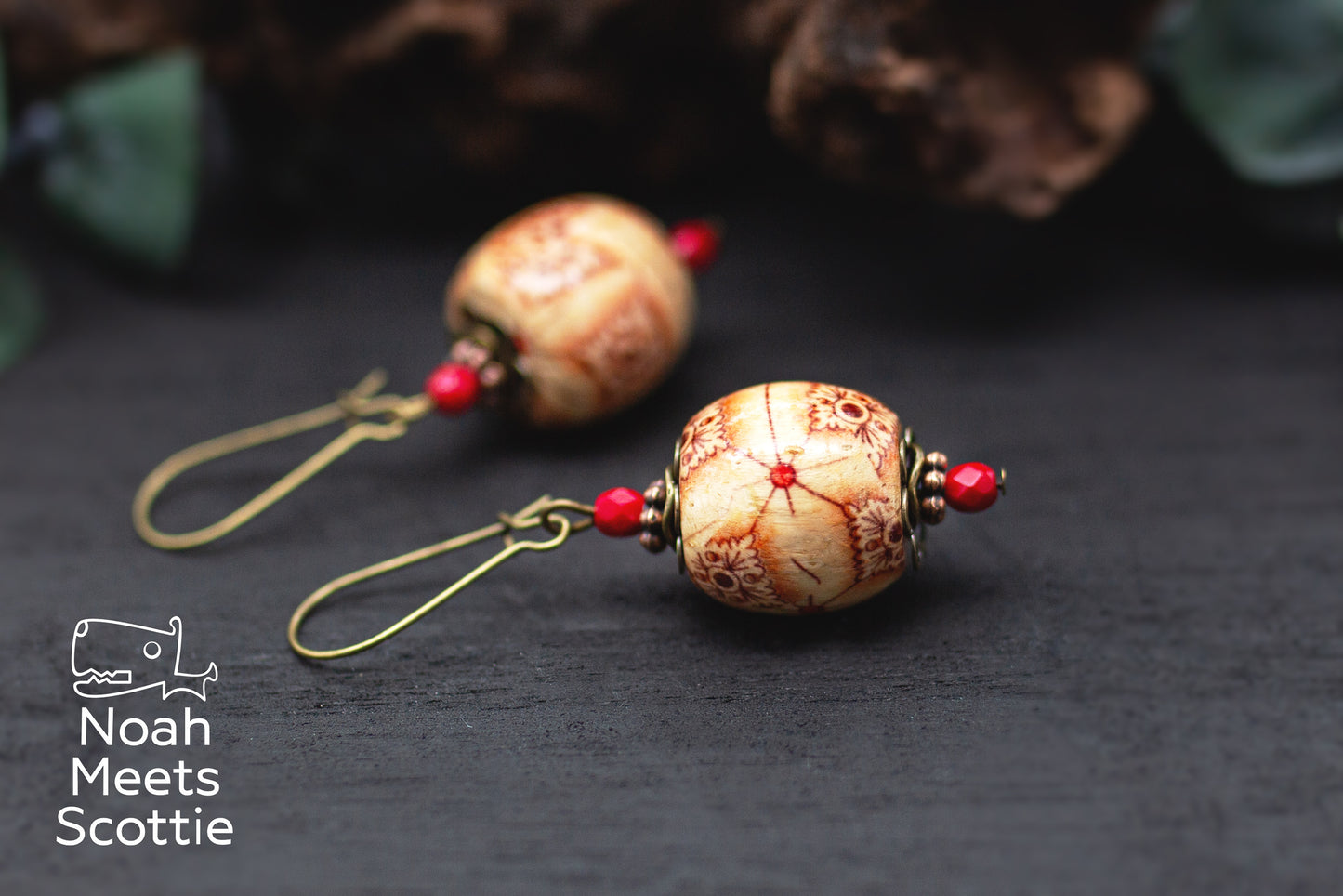 Vintage Holzschmuck aus gemusterten Holzperlen mit bronzefarbenen Schmuckelementen.