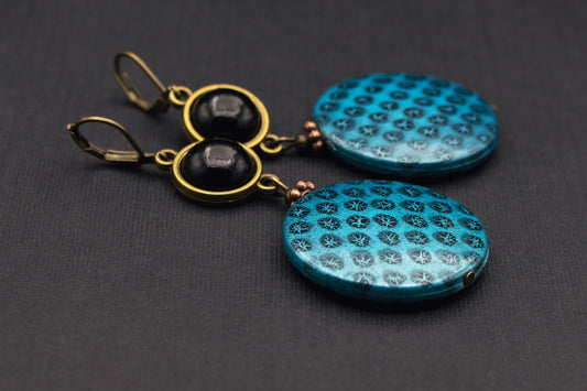 Große Holzohrringe in Blau mit Muster und schwarzen Cabochon-Steinen – Vintage Ohrschmuck