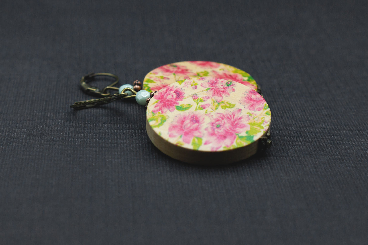 Holzohrringe mit Blütenmuster Rosa Grün und Glasperle – romantischer Boho Schmuck