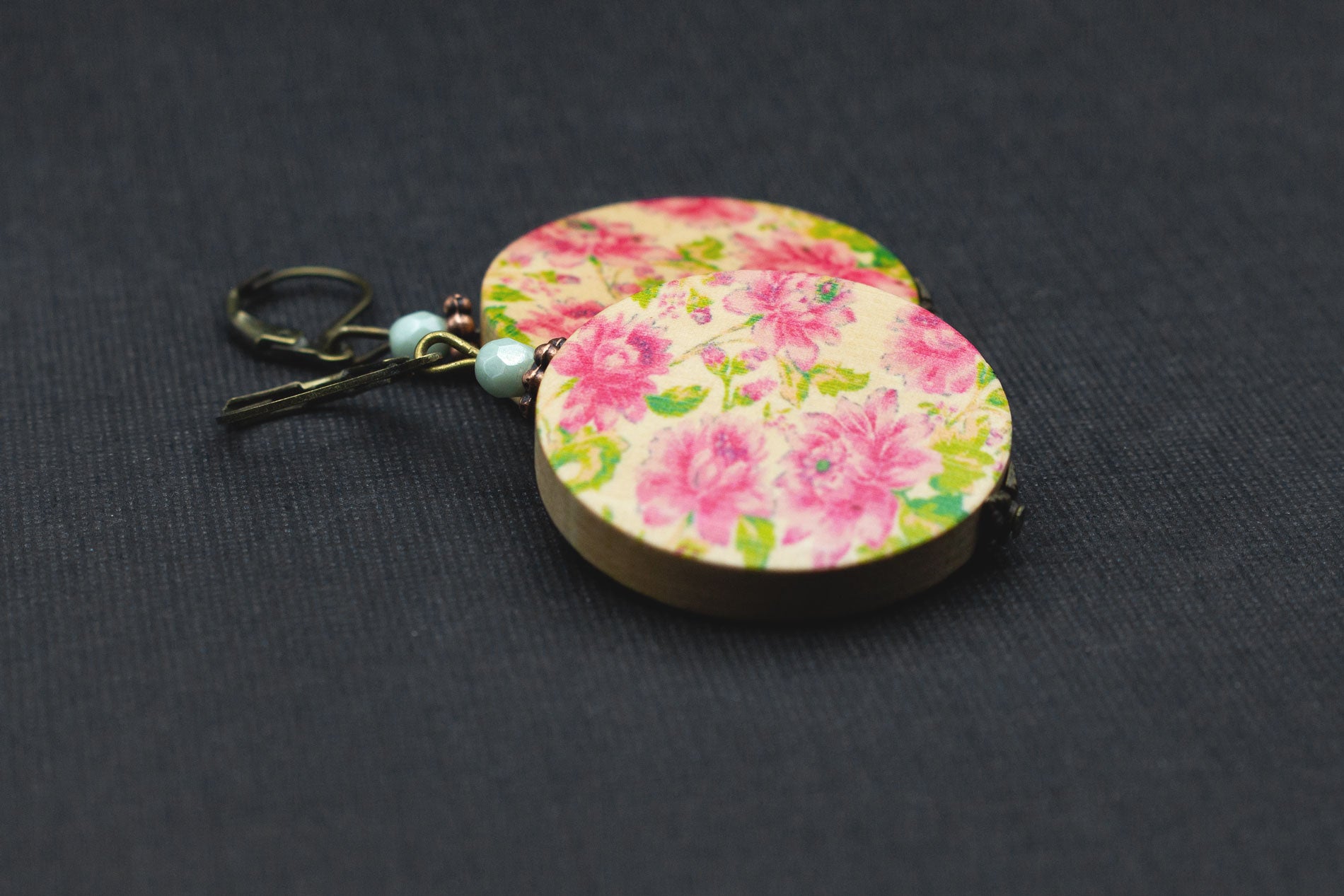 Ohrhänger Holzohrringe mit Blütenmuster Rosa Grün – verspieltes Geschenk für Freundin oder Schwester
