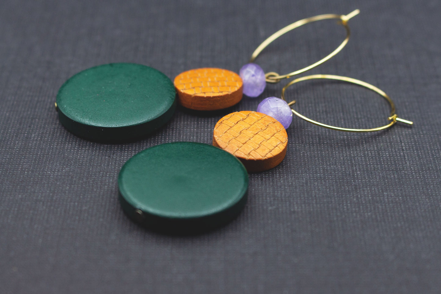 Boho Holzohrringe mit goldfarbenen Creolen und Glasperle