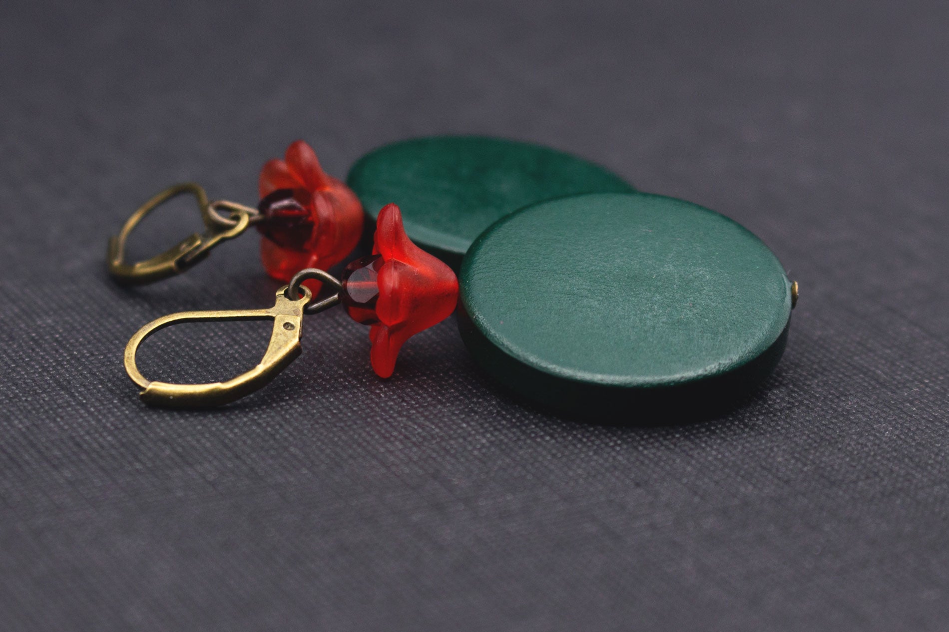 Natur Schmuck Ohrringe aus Holz mit Acrylblüten und Glasperlen