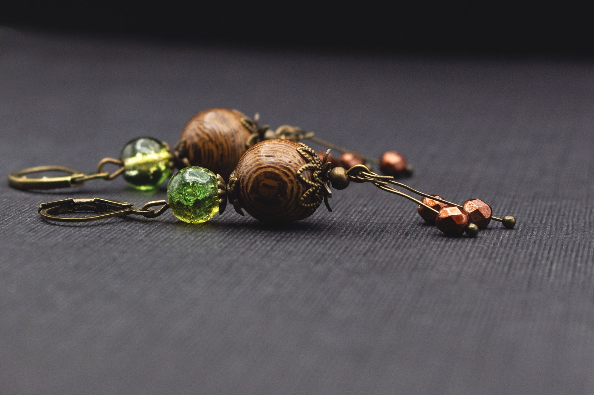 Boho Holzohrringe mit runder Holzperle und Glasdetails